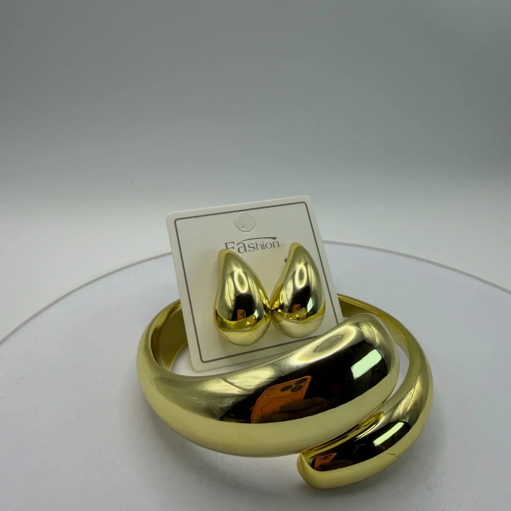 Elegant Gold Hoop Earrings - Picture 12 of 13